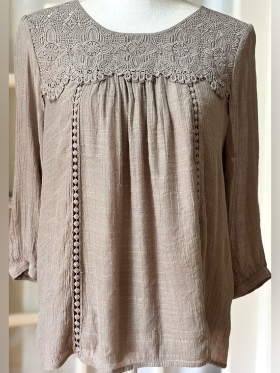 fig and flower Tops - Boho Crochet Lace Yoke Blouse Taupe Flowy Peasant Top Medium